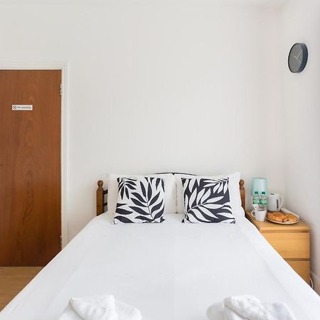 Wood Green Budget Rooms - Next To Mall & Metro Station - 10 Min To City Center London Bagian luar foto