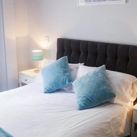 Wood Green Budget Rooms - Next To Mall & Metro Station - 10 Min To City Center London Bagian luar foto