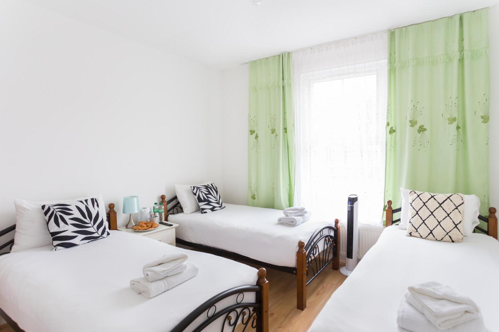Wood Green Budget Rooms - Next To Mall & Metro Station - 10 Min To City Center London Bagian luar foto
