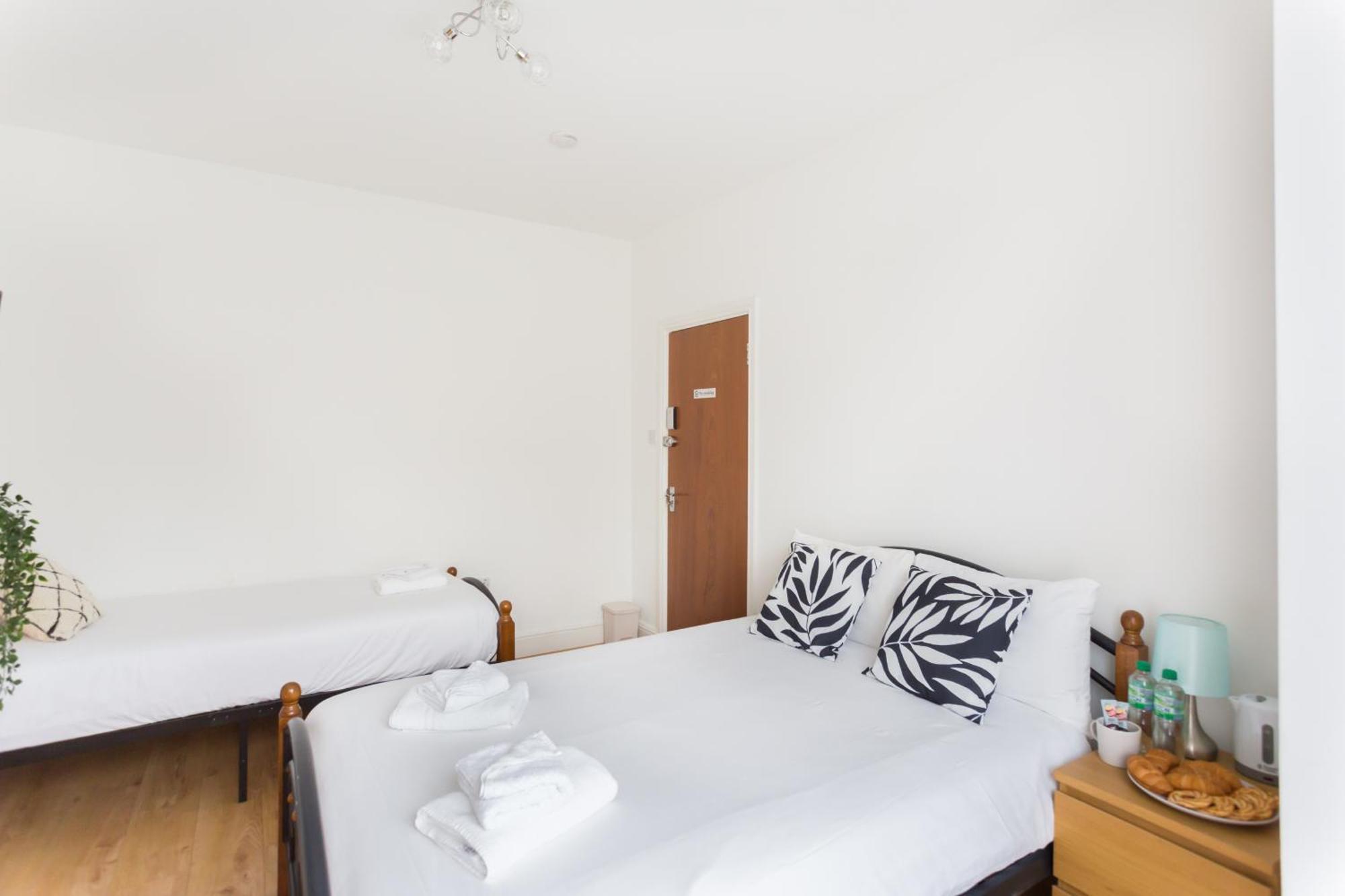 Wood Green Budget Rooms - Next To Mall & Metro Station - 10 Min To City Center London Bagian luar foto