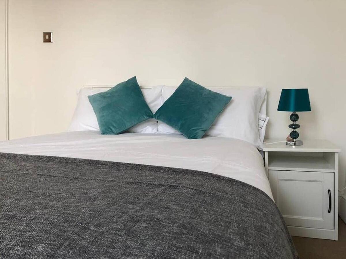 Wood Green Budget Rooms - Next To Mall & Metro Station - 10 Min To City Center London Bagian luar foto