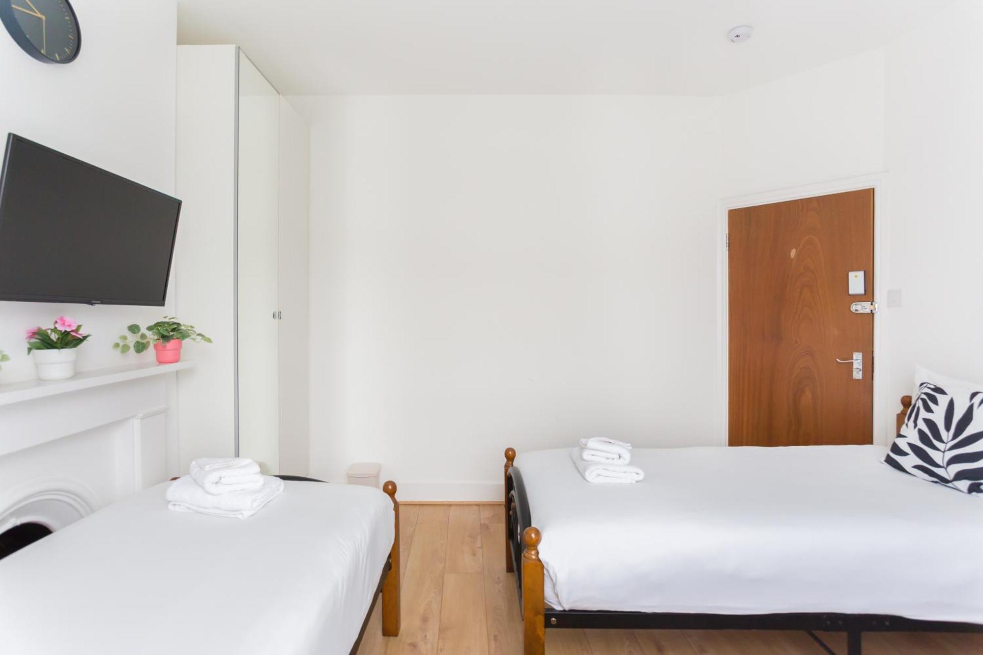 Wood Green Budget Rooms - Next To Mall & Metro Station - 10 Min To City Center London Bagian luar foto