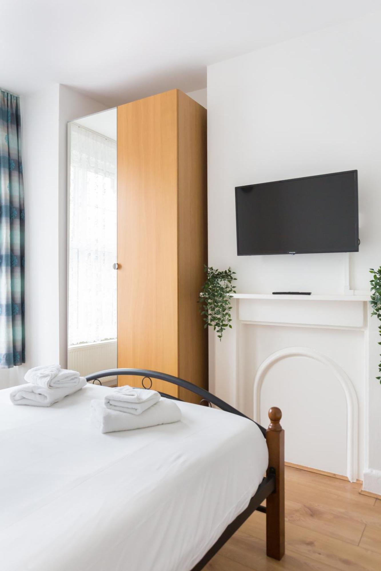 Wood Green Budget Rooms - Next To Mall & Metro Station - 10 Min To City Center London Bagian luar foto