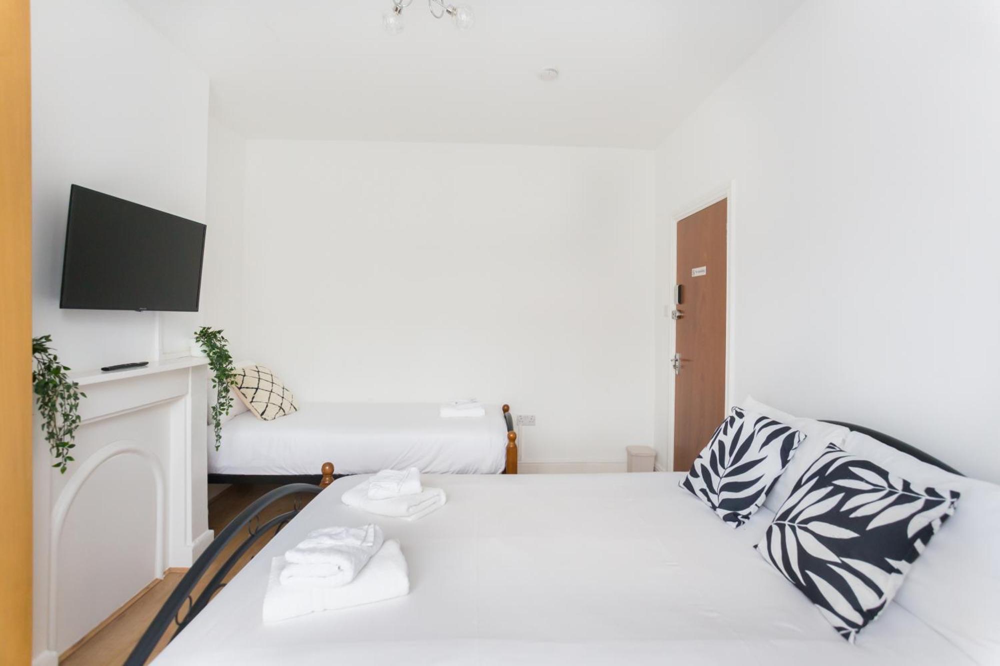 Wood Green Budget Rooms - Next To Mall & Metro Station - 10 Min To City Center London Bagian luar foto