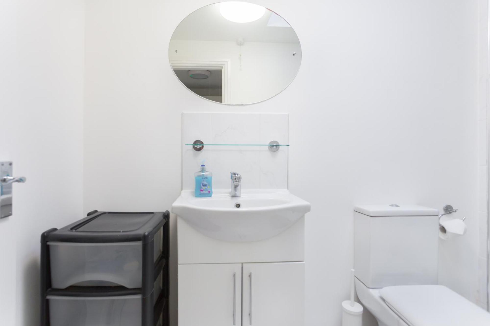 Wood Green Budget Rooms - Next To Mall & Metro Station - 10 Min To City Center London Bagian luar foto