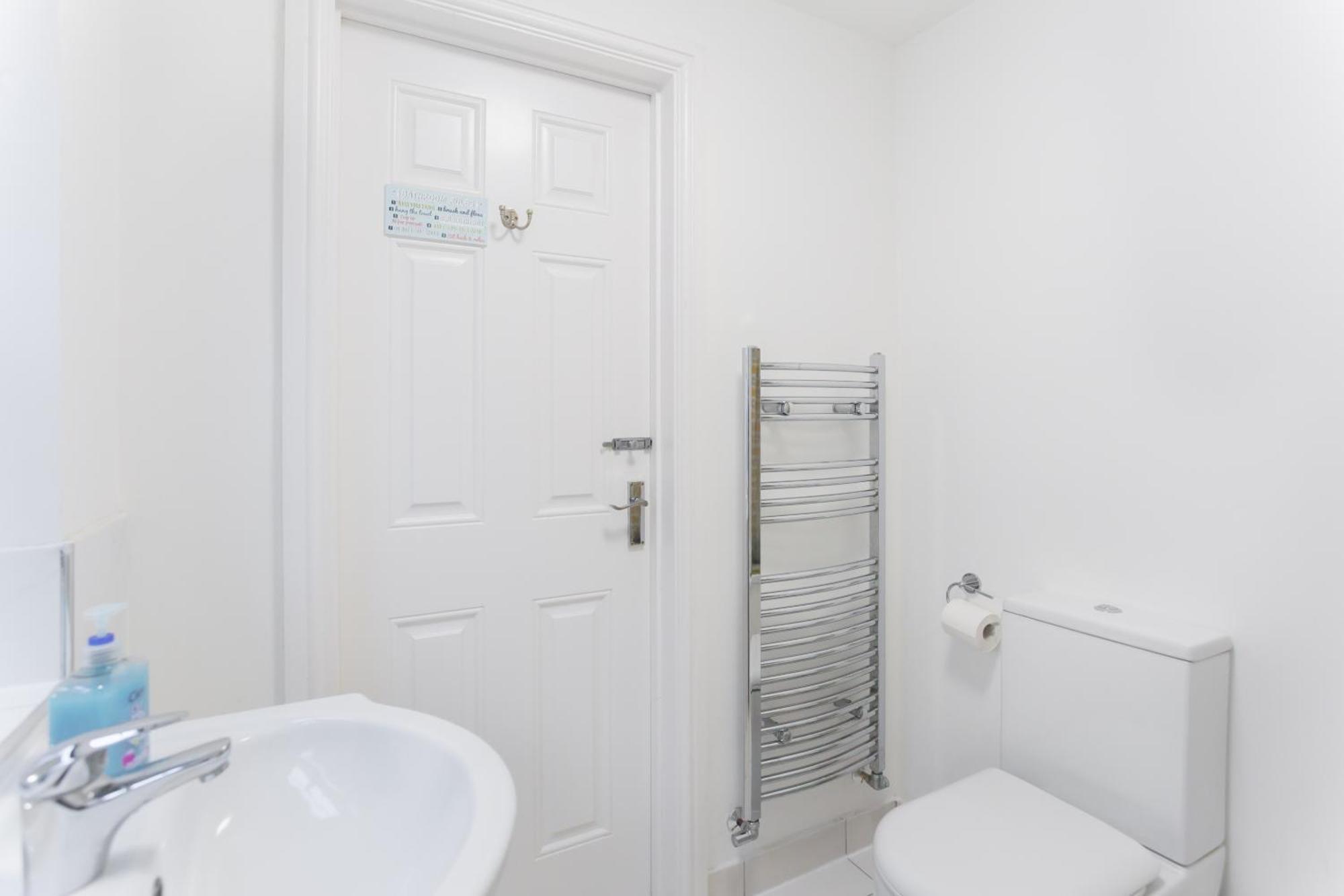 Wood Green Budget Rooms - Next To Mall & Metro Station - 10 Min To City Center London Bagian luar foto