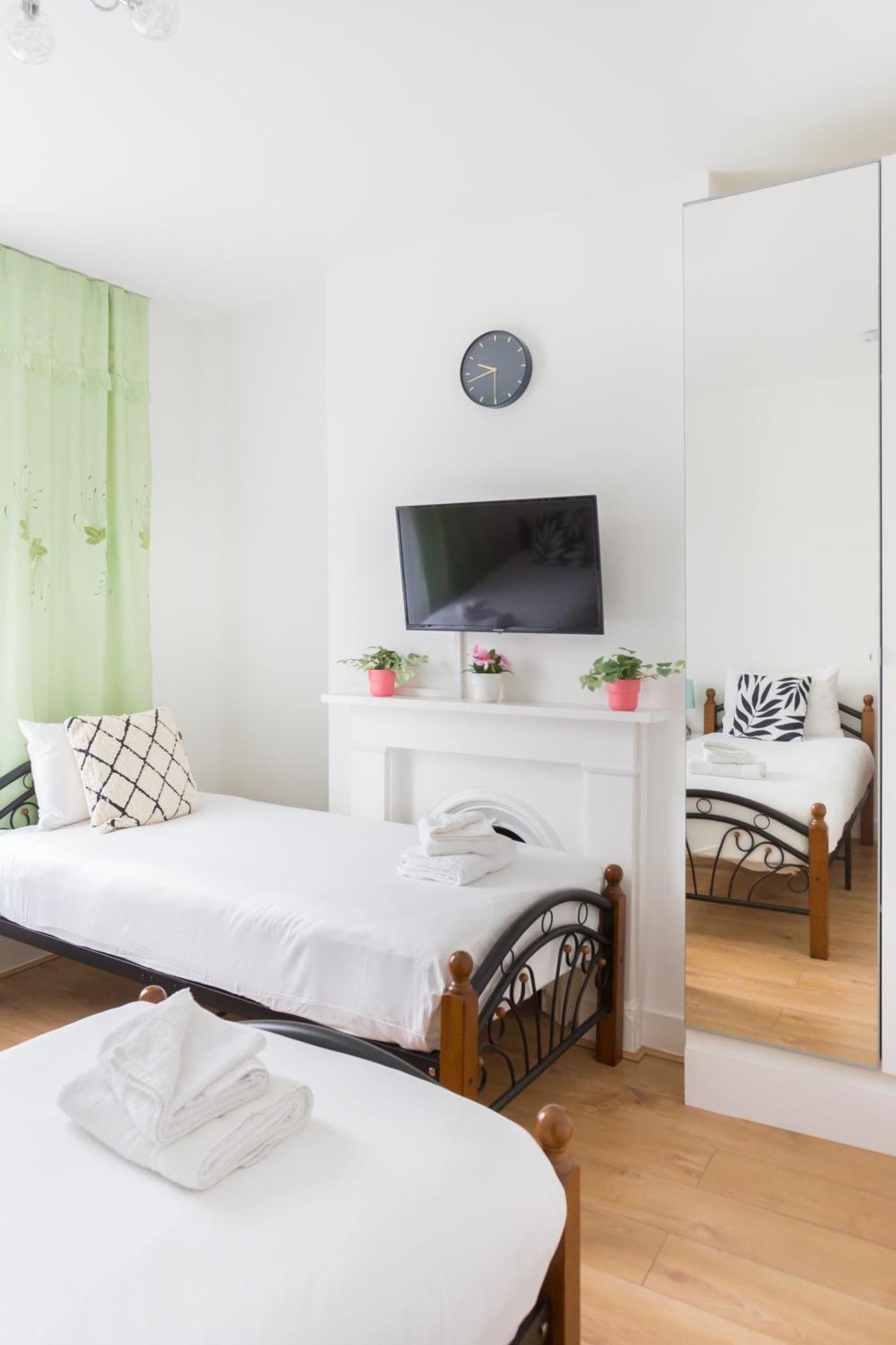 Wood Green Budget Rooms - Next To Mall & Metro Station - 10 Min To City Center London Bagian luar foto