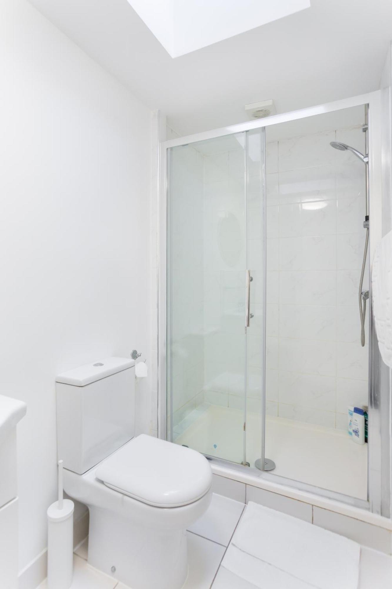 Wood Green Budget Rooms - Next To Mall & Metro Station - 10 Min To City Center London Bagian luar foto