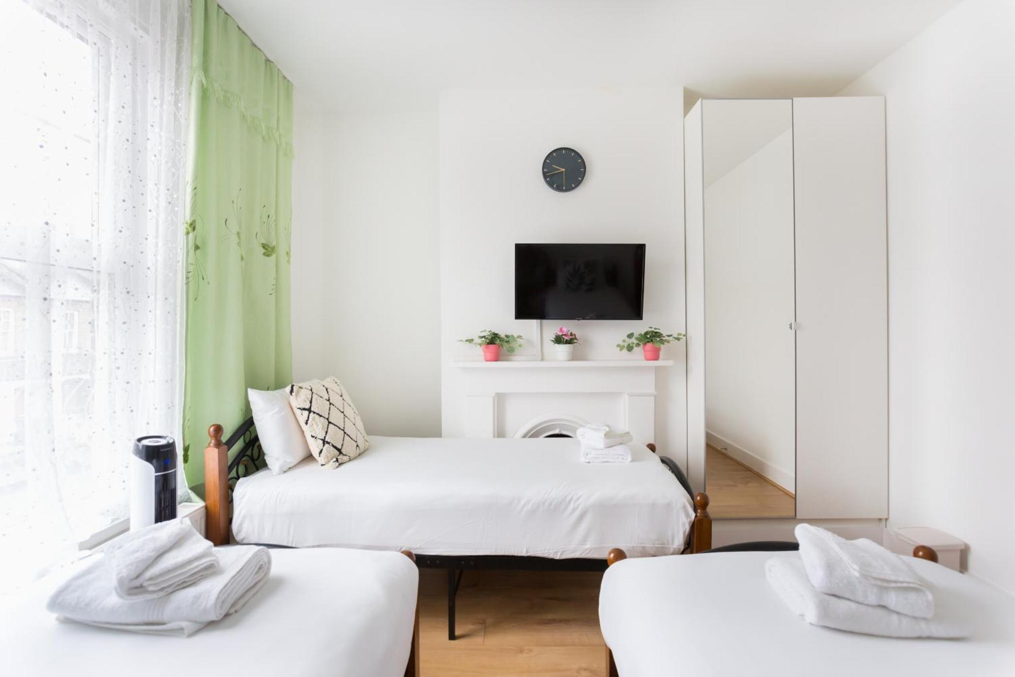 Wood Green Budget Rooms - Next To Mall & Metro Station - 10 Min To City Center London Bagian luar foto