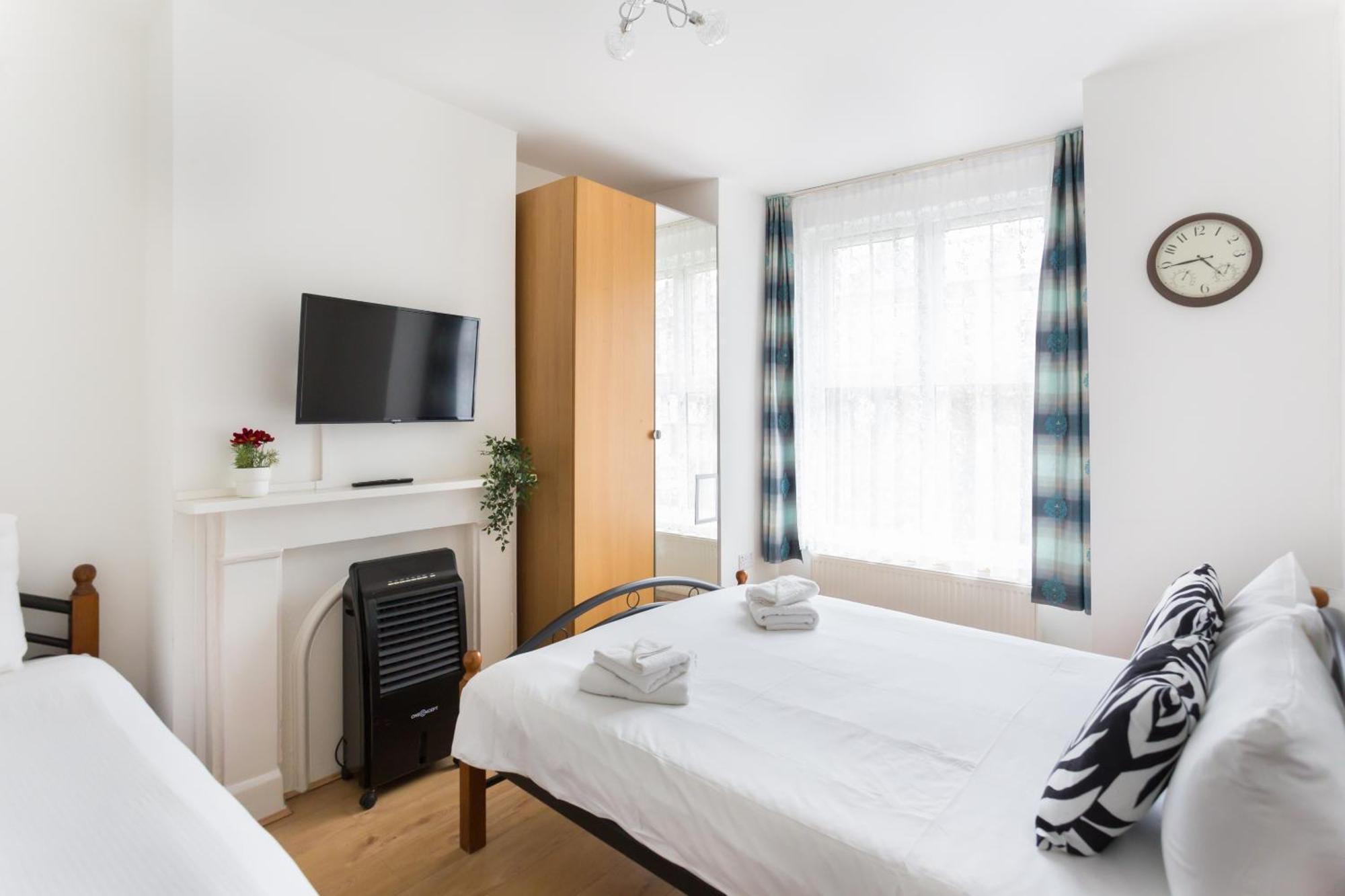 Wood Green Budget Rooms - Next To Mall & Metro Station - 10 Min To City Center London Bagian luar foto