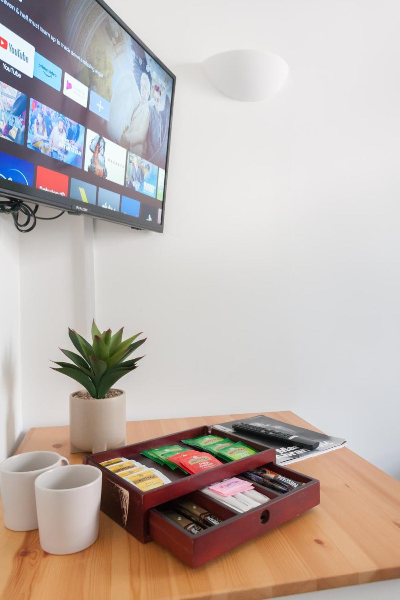 Wood Green Budget Rooms - Next To Mall & Metro Station - 10 Min To City Center London Bagian luar foto