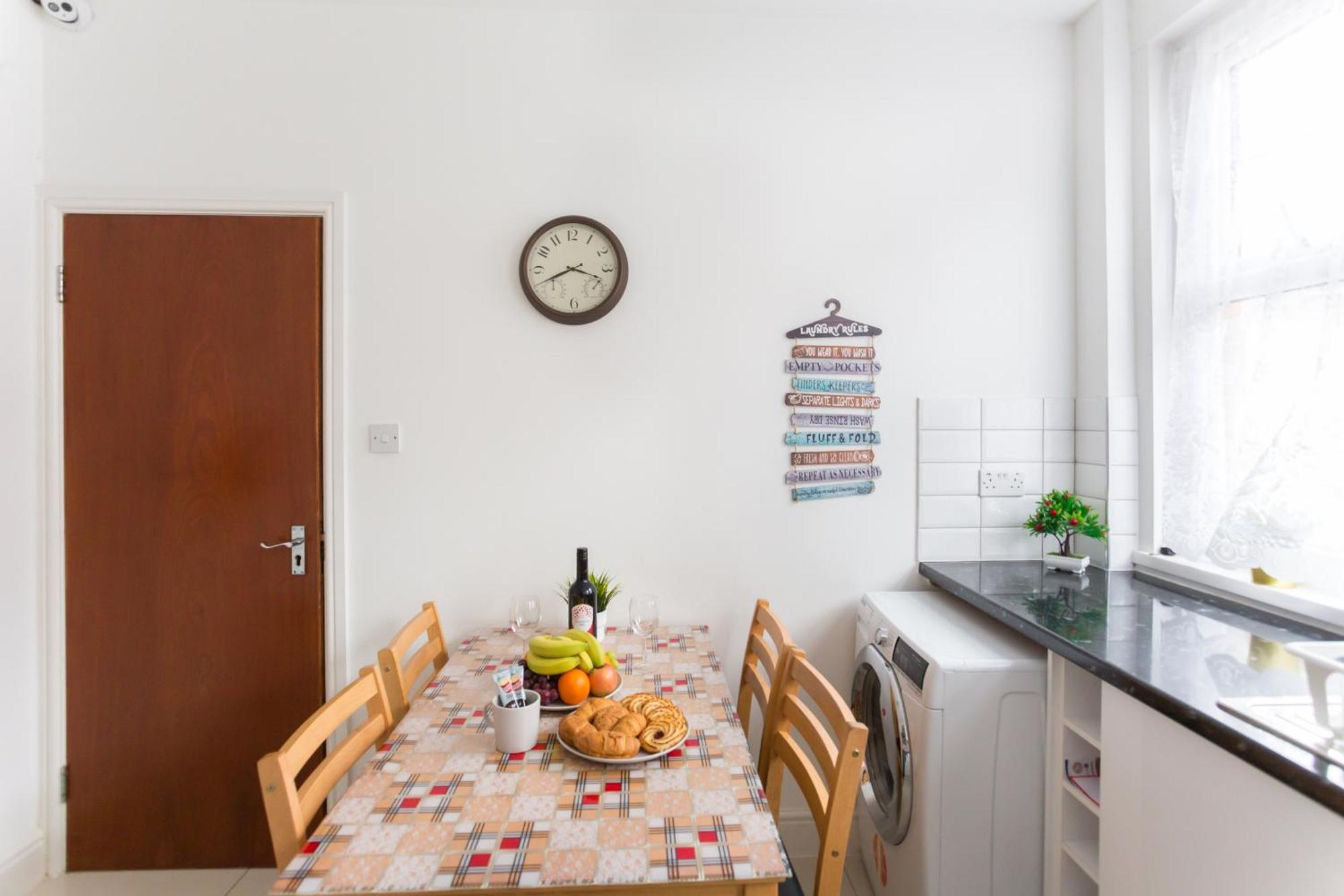 Wood Green Budget Rooms - Next To Mall & Metro Station - 10 Min To City Center London Bagian luar foto