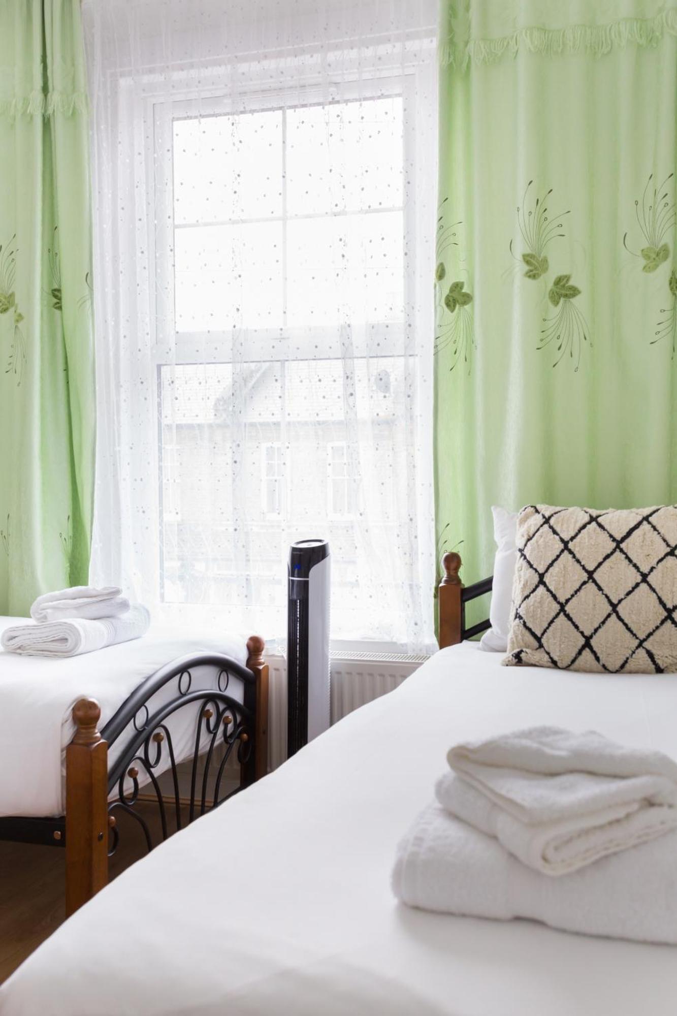 Wood Green Budget Rooms - Next To Mall & Metro Station - 10 Min To City Center London Bagian luar foto