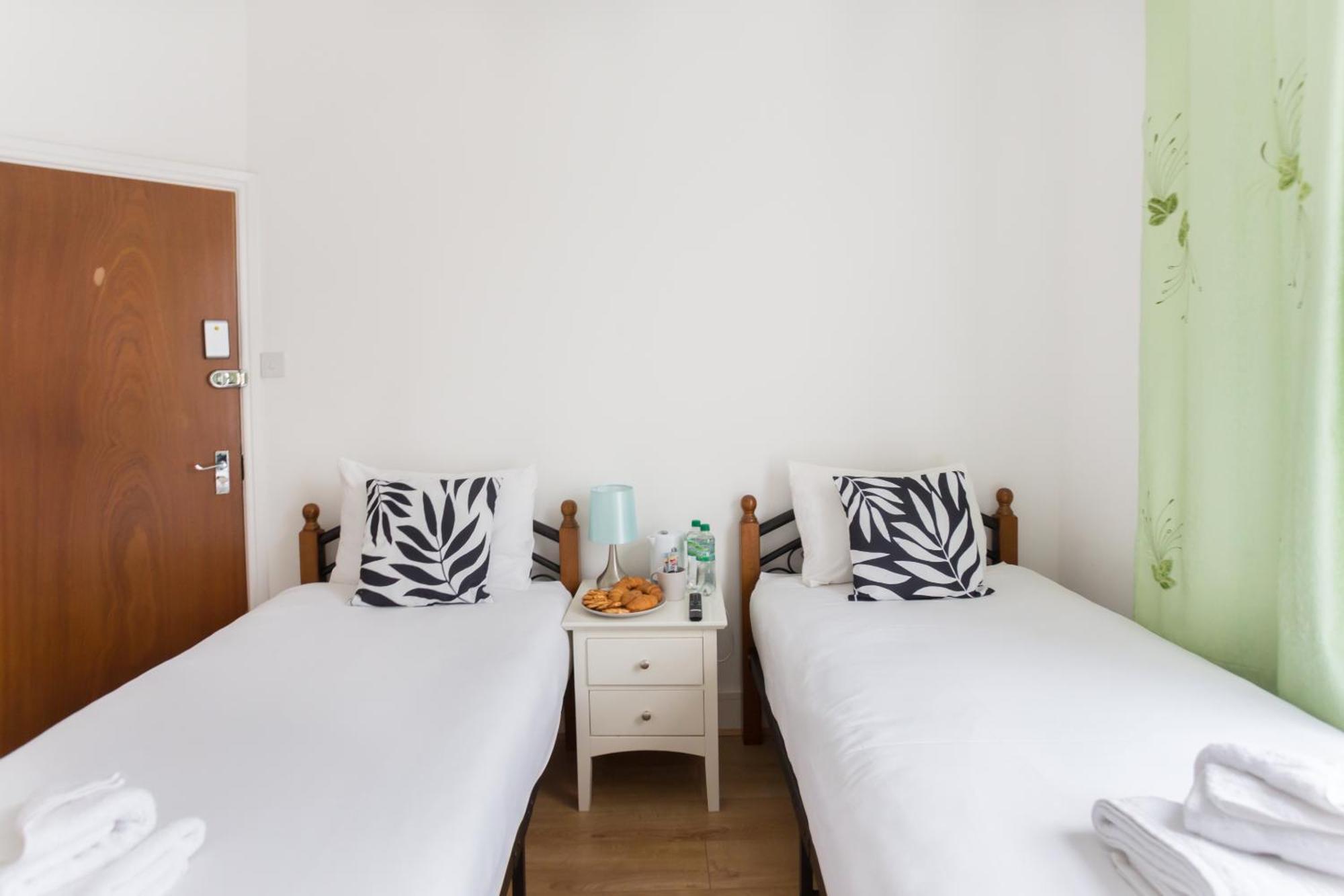Wood Green Budget Rooms - Next To Mall & Metro Station - 10 Min To City Center London Bagian luar foto
