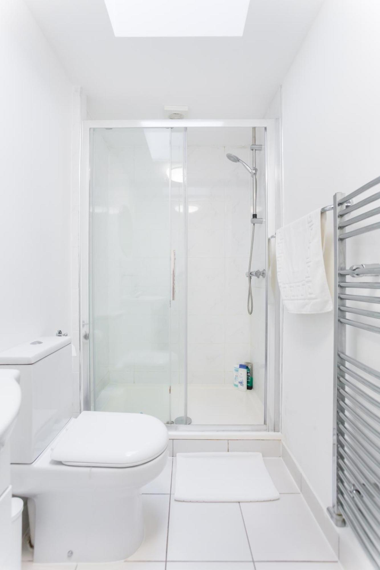 Wood Green Budget Rooms - Next To Mall & Metro Station - 10 Min To City Center London Bagian luar foto