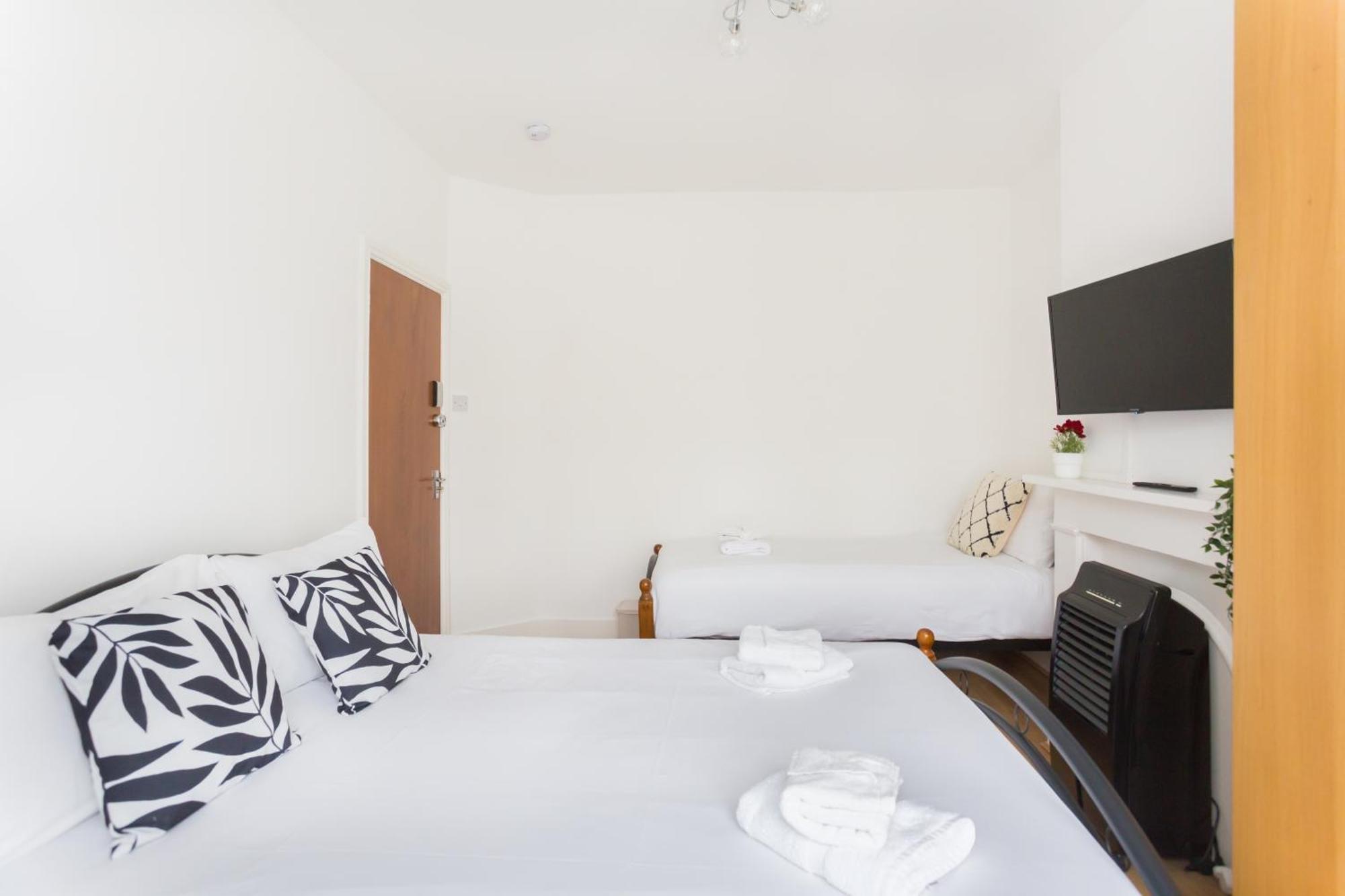Wood Green Budget Rooms - Next To Mall & Metro Station - 10 Min To City Center London Bagian luar foto