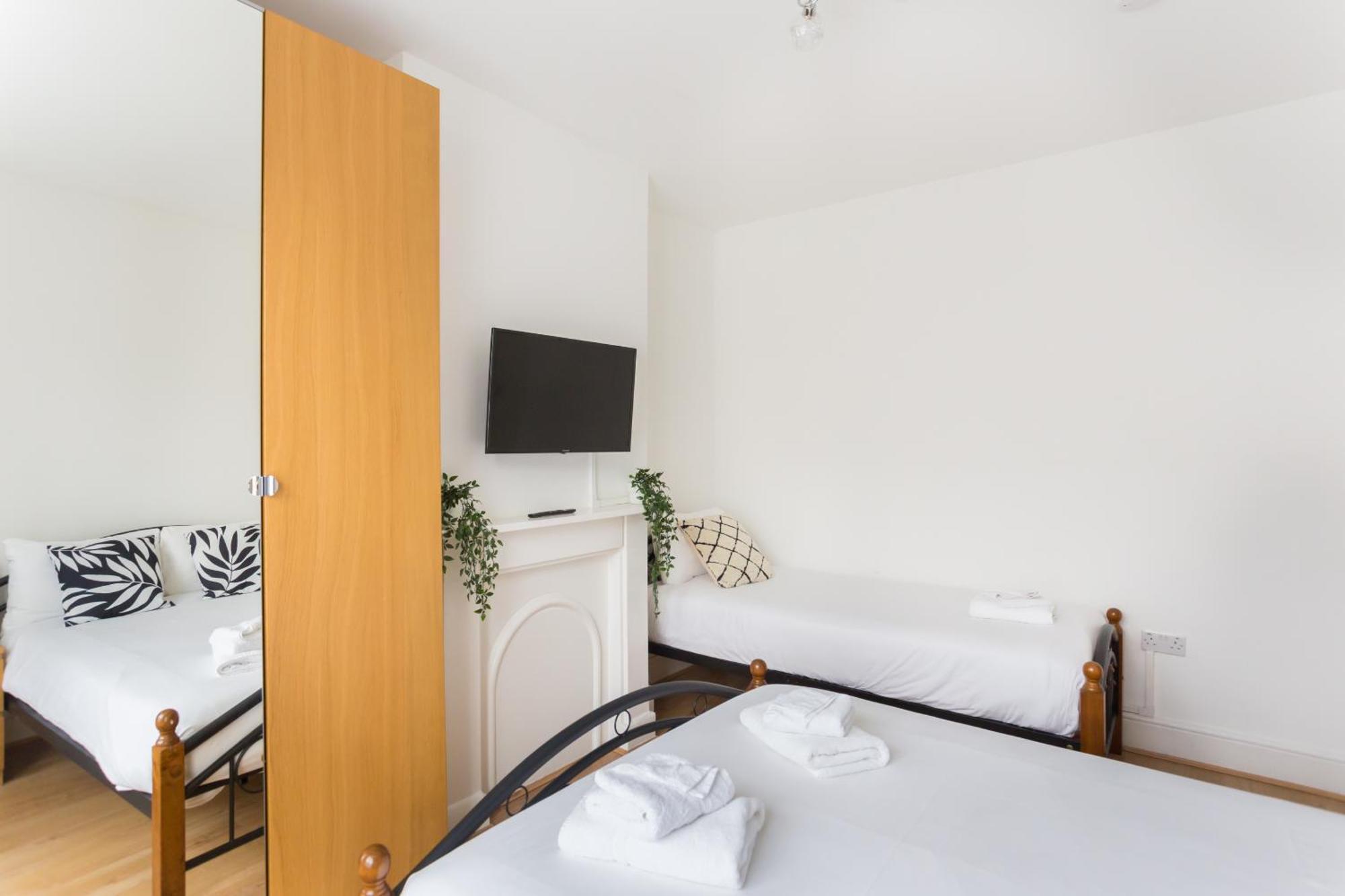 Wood Green Budget Rooms - Next To Mall & Metro Station - 10 Min To City Center London Bagian luar foto