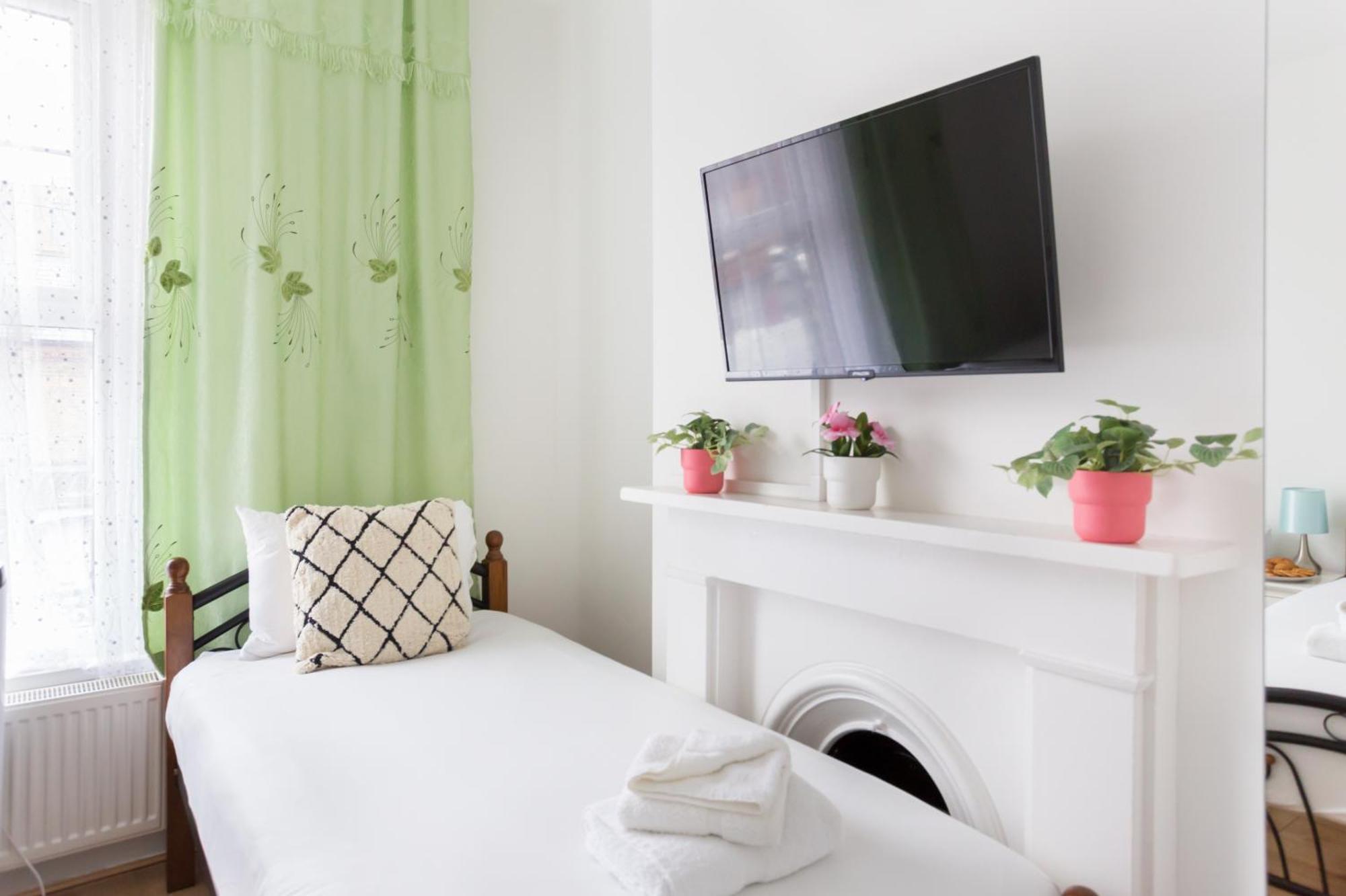 Wood Green Budget Rooms - Next To Mall & Metro Station - 10 Min To City Center London Bagian luar foto