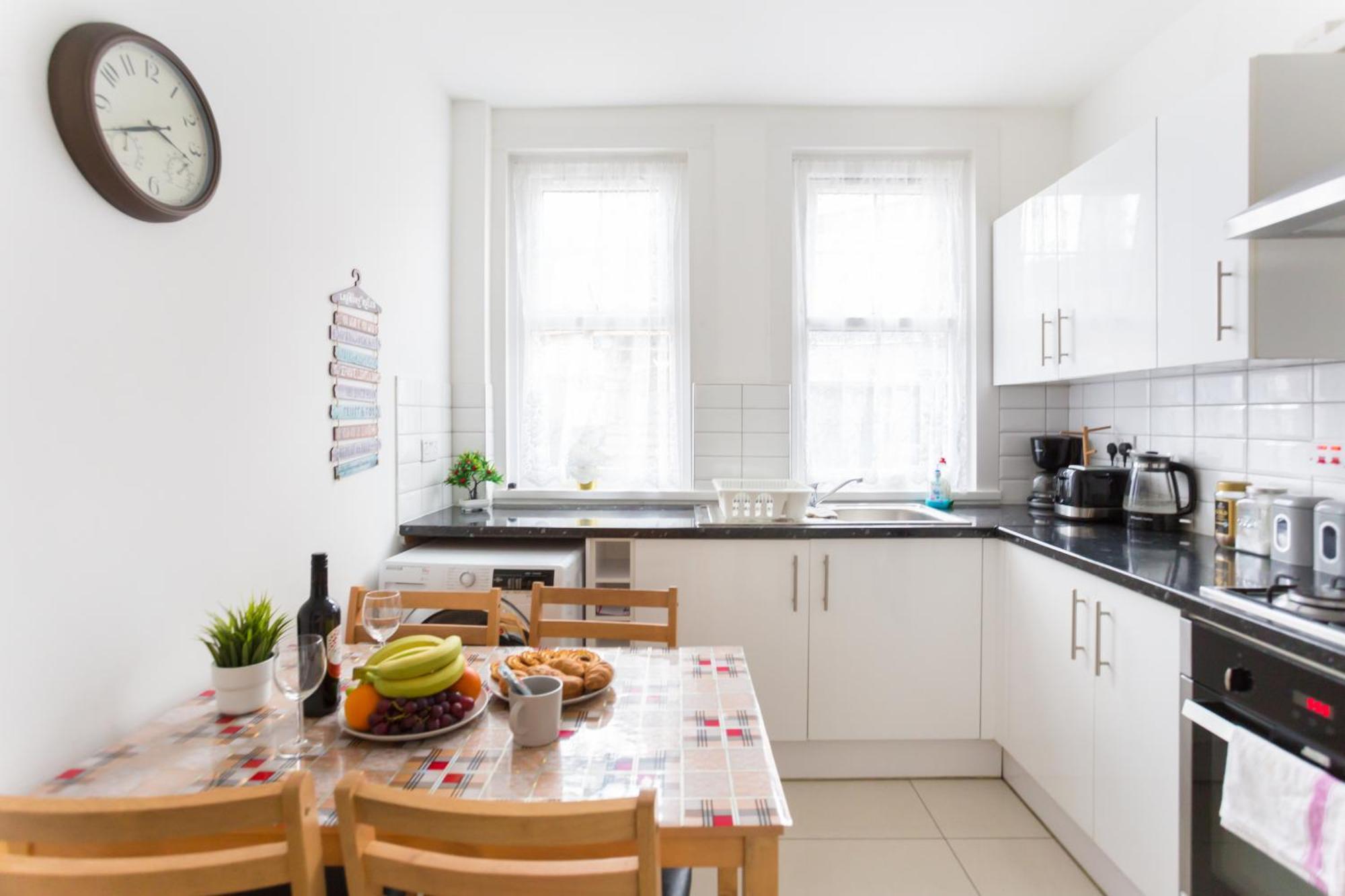 Wood Green Budget Rooms - Next To Mall & Metro Station - 10 Min To City Center London Bagian luar foto