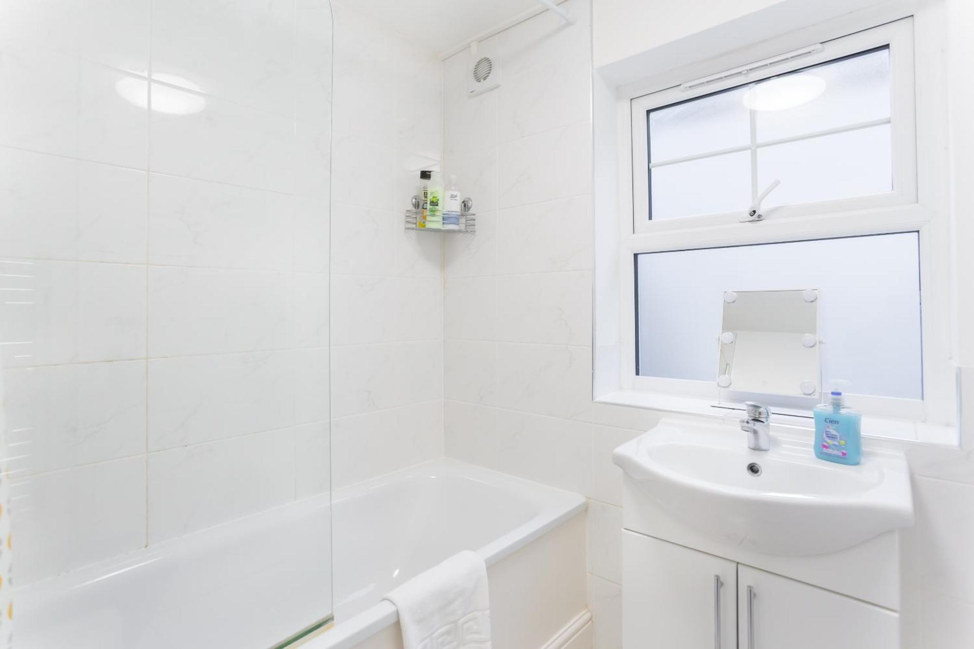Wood Green Budget Rooms - Next To Mall & Metro Station - 10 Min To City Center London Bagian luar foto