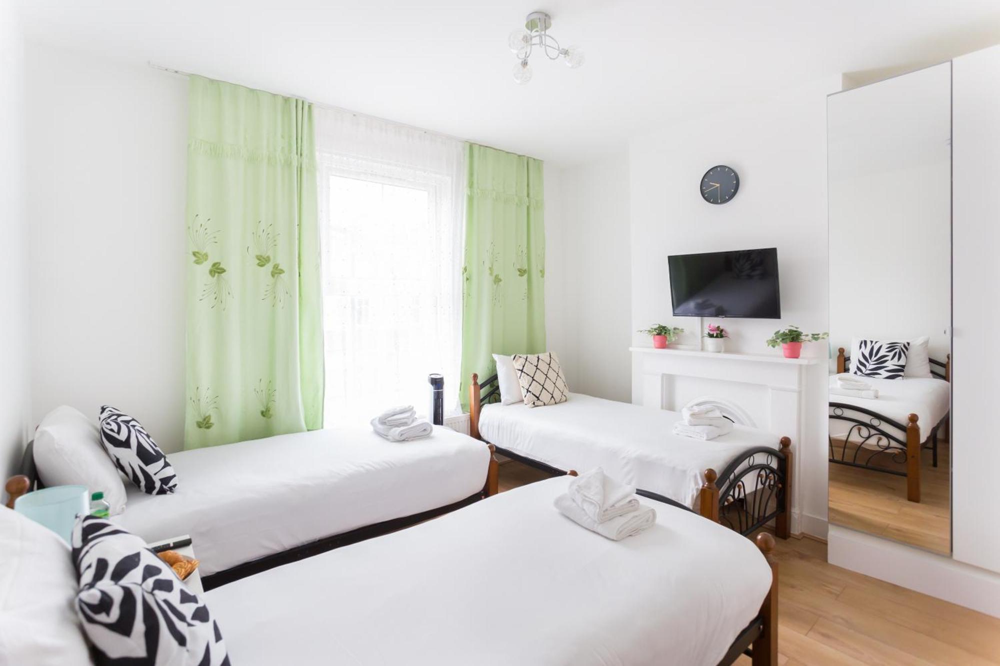 Wood Green Budget Rooms - Next To Mall & Metro Station - 10 Min To City Center London Bagian luar foto