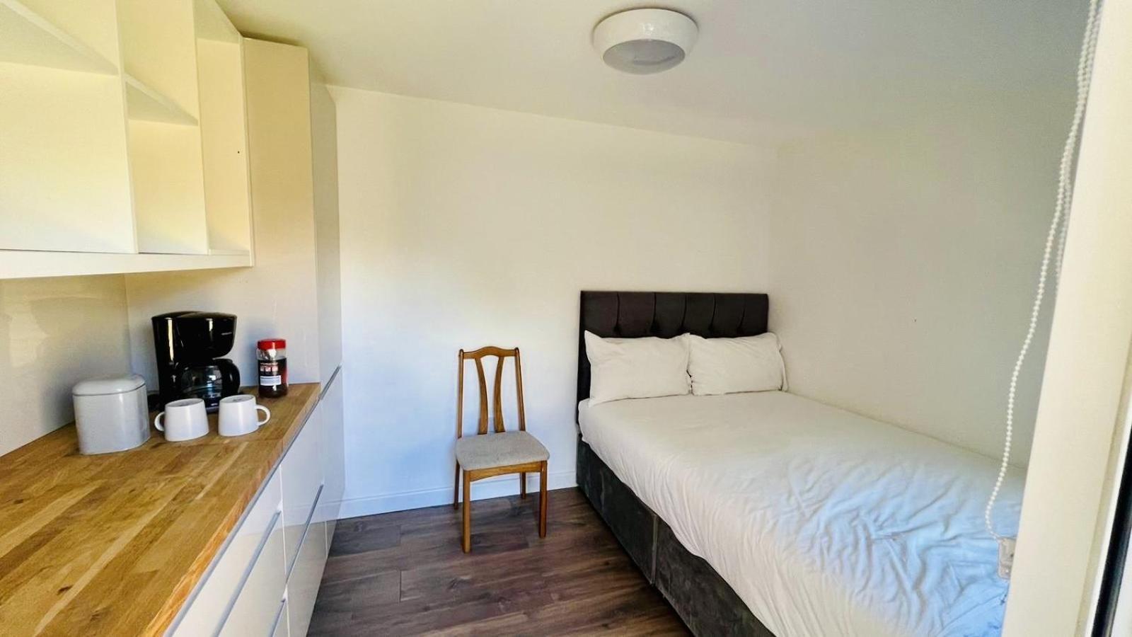 Wood Green Budget Rooms - Next To Mall & Metro Station - 10 Min To City Center London Bagian luar foto