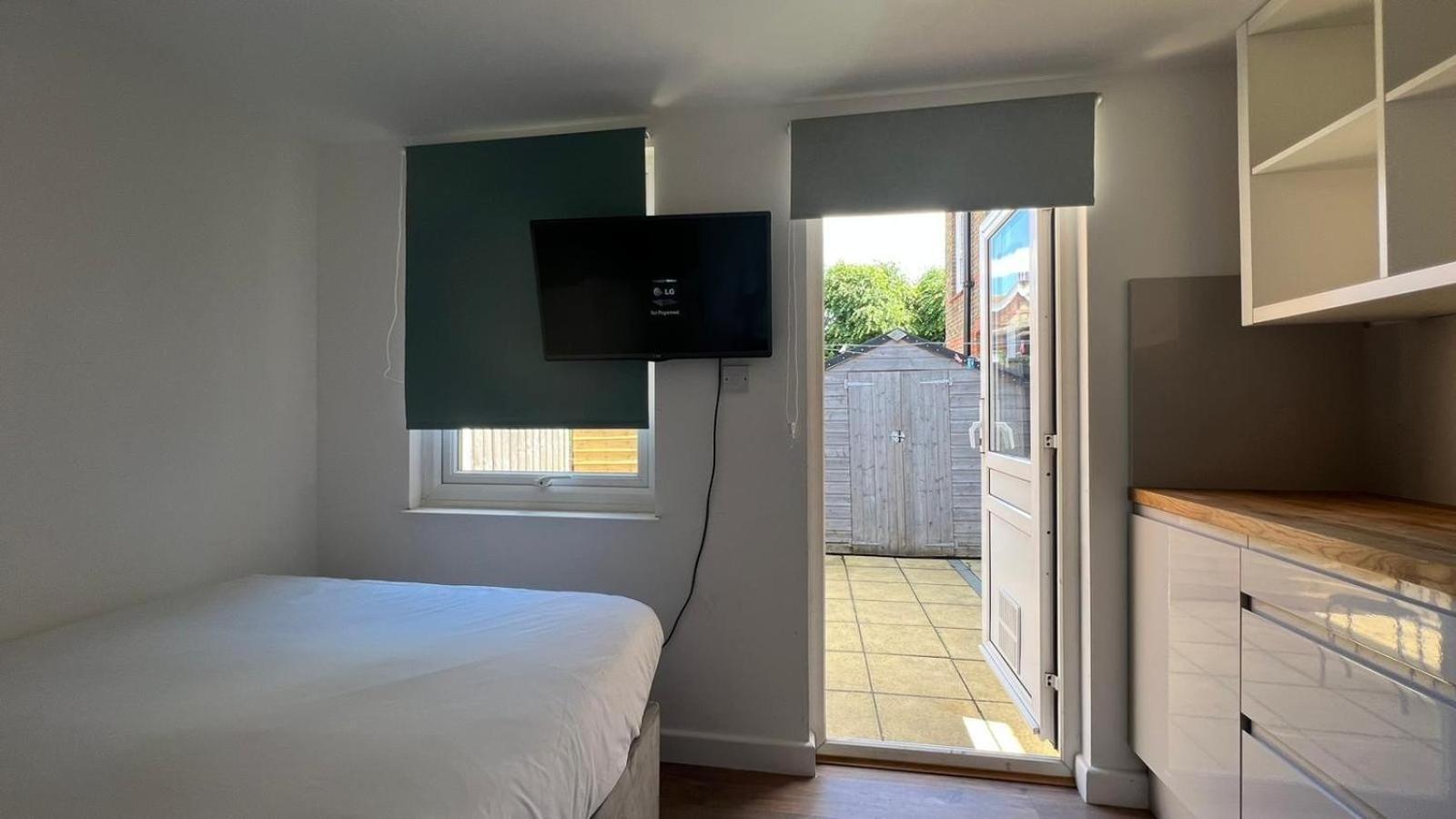 Wood Green Budget Rooms - Next To Mall & Metro Station - 10 Min To City Center London Bagian luar foto
