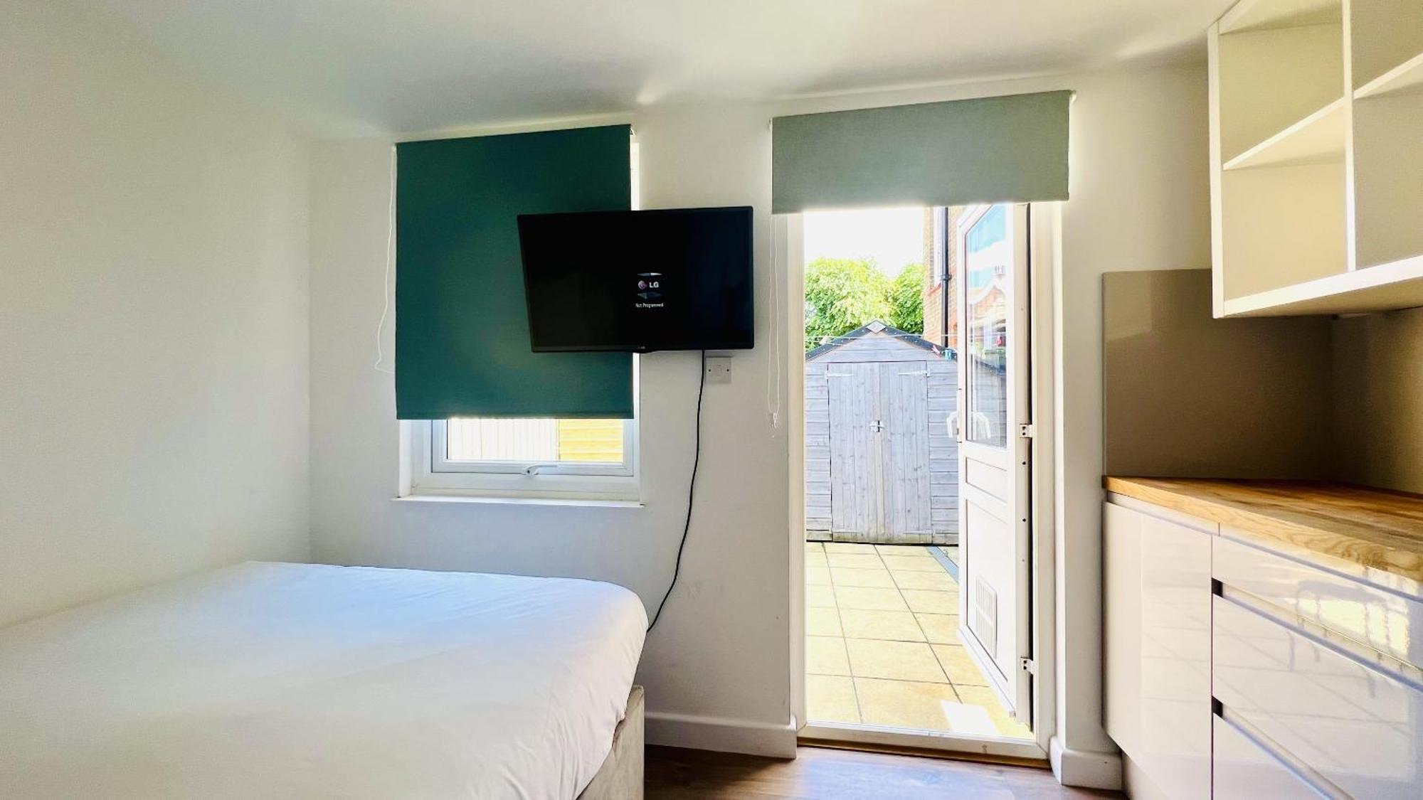 Wood Green Budget Rooms - Next To Mall & Metro Station - 10 Min To City Center London Bagian luar foto